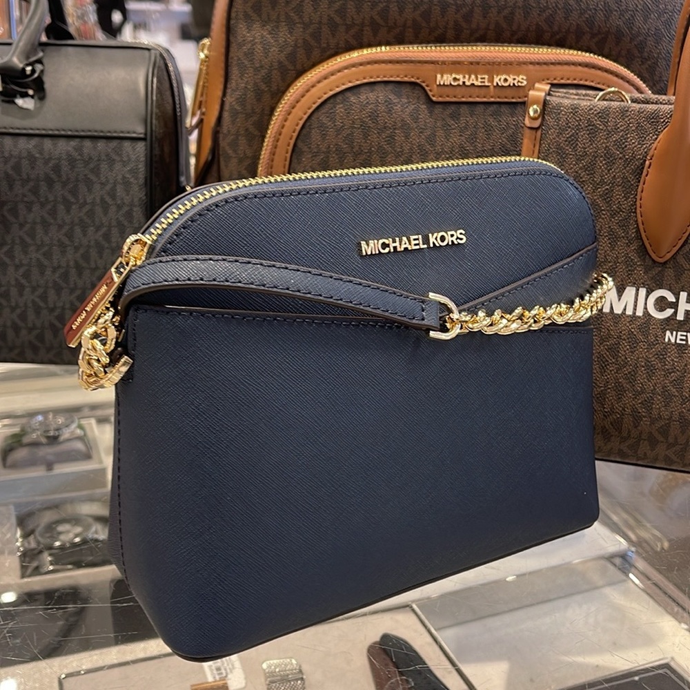 MICHAEL KORS
Jet Set Travel Medium Dome Crossbody Bag
Navy
NWT